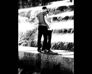 Kissing-in-Public-Fort-Worth-Water-Gardens
