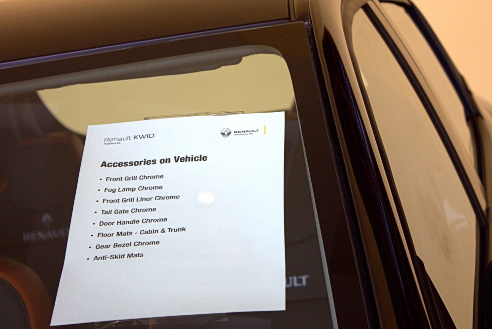 Kwid - Accessory Pack on Gree Display Vehicle.CR2