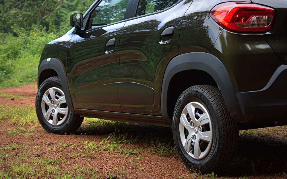 Kwid - Chunky cladding on wheels, LHS.CR2