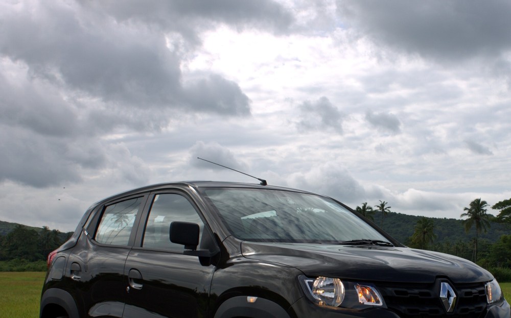 Kwid - Green - Front 3 Quarters View.CR2