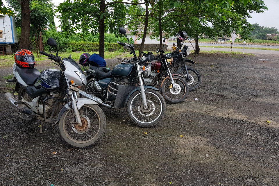 Royal Enfield ThunderBird 350, Himalayan, Honda Unicorn & Yamaha RX135 at Ahura Hotel Parking Lot. Image: @crabby226