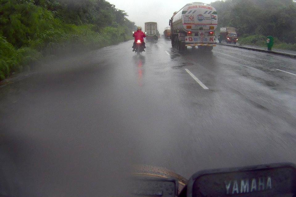 Murphy struck, as i watched the Royal Enfield Himalayan & the ThunderBird disappear into the distance